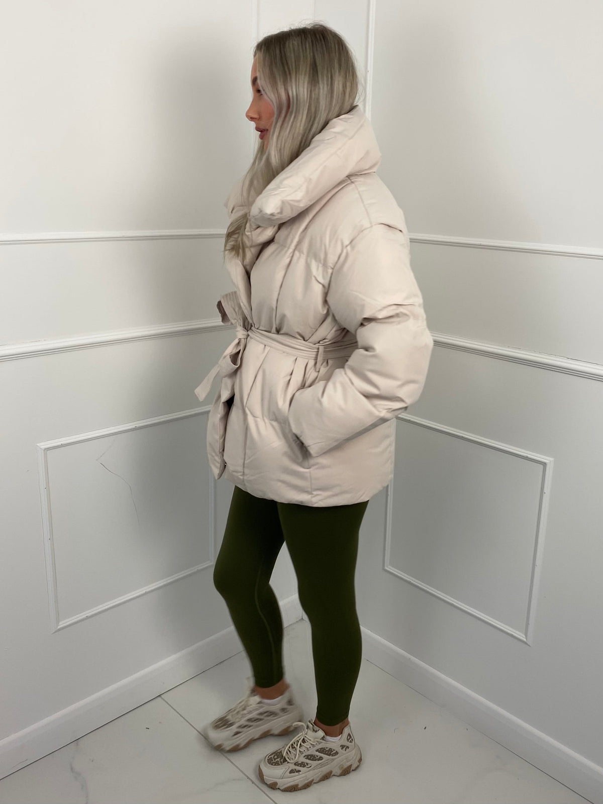 KARLY – Kurze Pufferjacke mit Gürteltasche